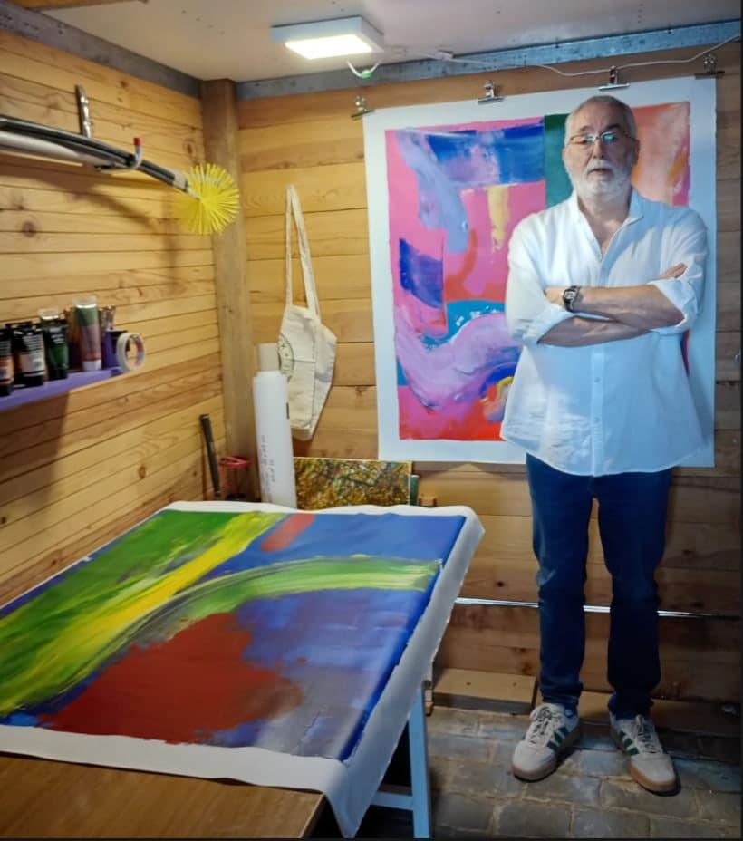 Olid en su estudio, entre una obra sobre la mesa y otra colgada en la pared